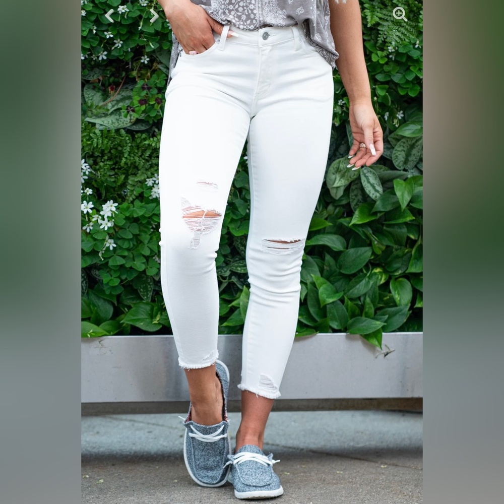 White distressed Kancan skinnies
